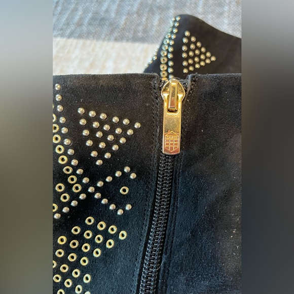 Vince Camuto Kanster Studded Peep Toe Black Booties
SZ 6.5M Side Zip 100% Suede - Picture 5 of 9